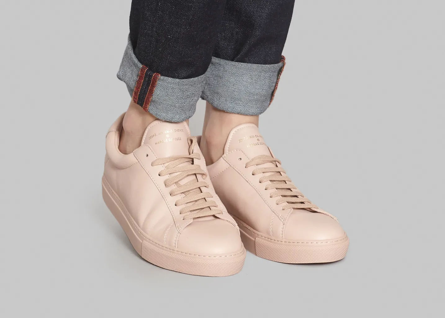 Desain sneakers Zespa dengan warna nude yang digemari oleh pemuda Prancis.
